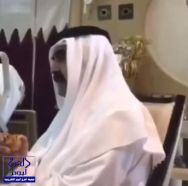 بالفيديو.. أمير قطر السابق خلال زيارته جندياً مصاباً: “الملك سلمان الله جابه لليمن بالوقت المناسب”