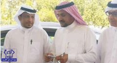 منسوبو مدنية مكة يهدون زميلهم سيارة حديثة بديلاً عن مركبته التي تحطمت في حادث