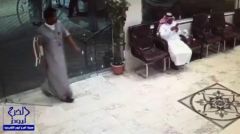 بالفيديو.. شاهد لحظة قيام شخص بسرقة سيارة BMW من معرض في مكة