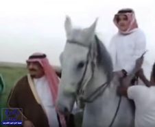 فيديو نادر لعبدالعزيز بن فهد في صغره برفقة والده والملك سلمان في رحلة برية