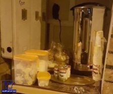 بالصور.. مواطنة تضع مشروبات ساخنة أمام منزلها لتخفف على العمالة برد الشتاء بالأحساء