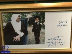 صور نادرة للملك فهد مع إخوته وأصدقائه.. وأخرى تجمعه بنجله عبدالعزيز دوّن معلوماتها بنفسه