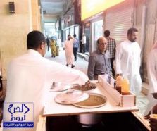 شباب سعوديون يبيعون “البطاطس” ويحققون دخلاً يصل لـ12 ألف ريال شهرياً