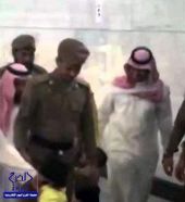 بالفيديو.. طفل يصر على مصافحة إمام الحرم المكي وسط حراسة أفراد الأمن