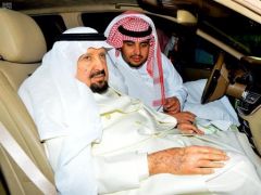خادم الحرمين يستقبل الأمير عبدالرحمن لدى وصوله إلى الرياض