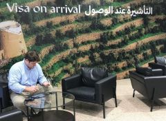 أول سائح إسباني بالتأشيرة الجديدة يصل إلى مطار الملك فهد الدولي بالدمام