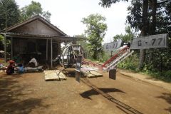 بالصور.. إندونيسي ينفق كل ما لديه لبناء مروحية تخلصه من الزحمة داخل قريته