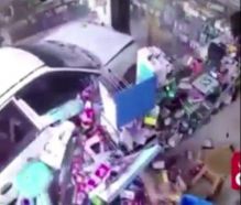 بالفيديو.. سيارة تقتحم صيدلية.. وثوانٍ قليلة تنقذ شخصاً من الدهس تحت عجلاتها