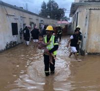 “مدني الجوف” ينقذ 23 شخصاً احتجزتهم مياه الأمطار ويخرج 27 آخرين من منازلهم