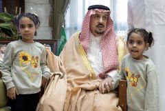 أمير الرياض يسلّم مفاتيح وحدات سكنية لمستفيدي مشروع مؤسسة الملك عبدالله بحي نمار