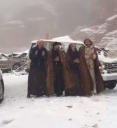 شاهد.. مواطنون يستقبلون الثلوج التي تساقطت في تبوك بـ “الدحة” الشعبية