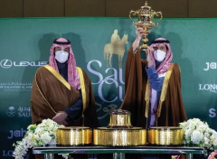 ولي العهد يُتوج الأمير سعود بن سلمان بعد فوز الجواد “إمبلم رود” في سباق كأس السعودية العالمي في نسخته الثالثة