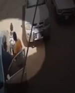 بالفيديو.. الرياض: القبض على 3 يمنيين سلبوا مقتنيات شاب تحت تهديد السـلاح