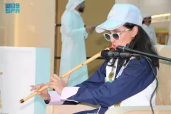 طفلة كفيفة تُبهر زوار مهرجان العسل بعزف الناي