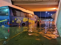 بدون إصابات.. “مدني المدينة المنورة” يُخلي ركاب حافلتين حاصرتهما مياه الأمطار