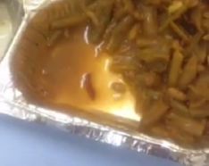 بالفيديو.. مواطنة توثق وجود “دودة” في طبق عشاء ابنتها المنومة في مستشفى الأطفال بعرعر