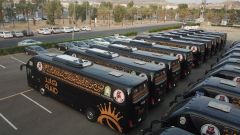 بالصور.. أسطول حافلات حديثة لتنقلات ضيوف برنامج خادم الحرمين الشريفين للحج والعمرة