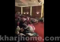 بالفيديو.. خريج يُهدي والدته نجاحه بتقبيل قدميها أثناء الاحتفال بتخرجه