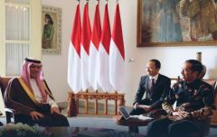بالصور.. الجبير يصل إندونيسيا والرئيس “ويدودو” يستقبله