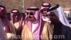 بالفيديو.. أمير نجران يوقف موكبه للسلام على الطلاب الذين اصطفوا على قارعة الطريق للترحيب به