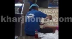 بالفيديو.. عامل يمني ينفخ في «كيس شطة» بأحد المطاعم يثير استياء النشطاء