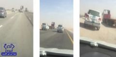بالفيديو.. الكشف عن أسباب تهور سائق شاحنة على طريق الدمام وكيف نجحت الدوريات في إيقافه