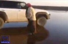 بالفيديو.. بحيرة ماء تتجمد في حائل وسعودي يقود سيارته فوقها