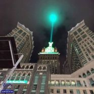 بالصور.. برج ساعة مكة المكرمة‬ يطلق الضوء الأخضر احتفالًا بالمولد النبوي