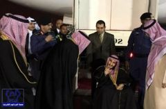 بالصورة.. بندر بن عبدالعزيز يصل المملكة عقب رحلة علاجية.. والأمير مقرن وأمير الرياض يتقدمان مستقبليه