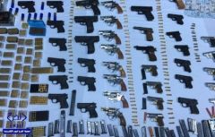 بالصور.. الإطاحة بمواطن يتاجر بالأسلحة في مدينة بريدة