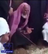 مقطع مؤثر لوالد الداعية صالح الحمودي وهو يدعو عند قبر ابنه