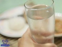 هل شرب الماء بعد الأكل يؤذي المعدة؟