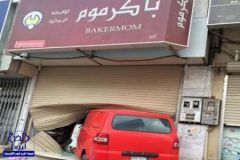بالصور: سيارة طائشة تقتحم محلّ أقمشة ببريدة