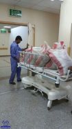 بالصور.. عمال ينقلون مواد ومخلفات البناء على أسرة المرضى في مستشفى بجازان