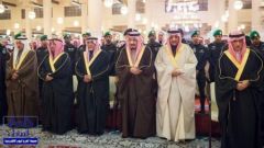 بالصور.. خادم الحرمين يؤدي صلاة الجنازة على الأمير سعود بن محمد