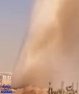 بالفيديو .. انفجار خط مياه التحلية الرئيسي بالرياض بطريق خريص