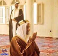 صورة نادرة للملك فيصل يناجي ربه وبجواره الملك عبدالله رحمهما الله