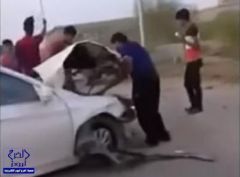 فيديو لشاب يحطم سيارته بجازان متعمداً وسط تهليل من أصدقائه