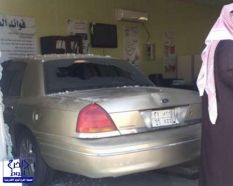 بالصور.. سيارة تقتحم مكتب جمعية خيرية في تبوك بعد إصابة سائقها بنوبة سكر