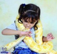 بالصور.. طفلة سعودية في الخامسة تستعرض بالأفاعي