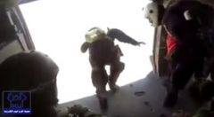 بالفيديو.. مظلي يُوثِّق قفزه من المروحية خلال العرض العسكري لــ”رعد الشمال”