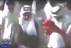 فيديو نادر للملك فيصل وهو يتفقد تعبيد طريق الهدا