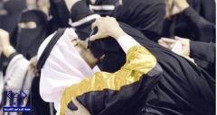 بالصور: شاب يقبل جبين والدته ويلبسها عقاله في حفل تخرجه من الجامعة