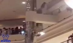 بالفيديو.. خليجي يهدد بالانتحار في أحد المجمعات التجارية بالخبر