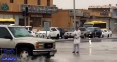 بالصور.. مواطنون ينظمون حركة السير في بريدة أثناء الأمطار ومقيم يحذر المارة من تجمعات المياه بالرياض