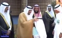 بالفيديو.. أمير القصيم يرتب “عقال” طالب ويطبع قبلة على وجهه