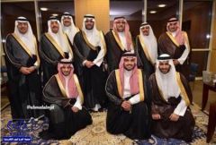 بالفيديو .. الأمير أحمد يؤدي العرضة السعودية في حفل تخرج حفيده بحضور الأمير متعب