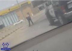 بالفيديو.. رجل أمن يترجل من مركبته لتنظيف الشارع من آثار حادث مروري
