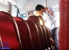 بالفيديو.. شاب يقتحم حافلة طالبات مثيرا ذعرهن ويعتدي على سائقها