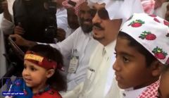 بالفيديو.. أمير الرياض يلاطف الأطفال في زيارته لشقراء.. وأحدهم يصرّ على مرافقة الأمير على عربة الجولف